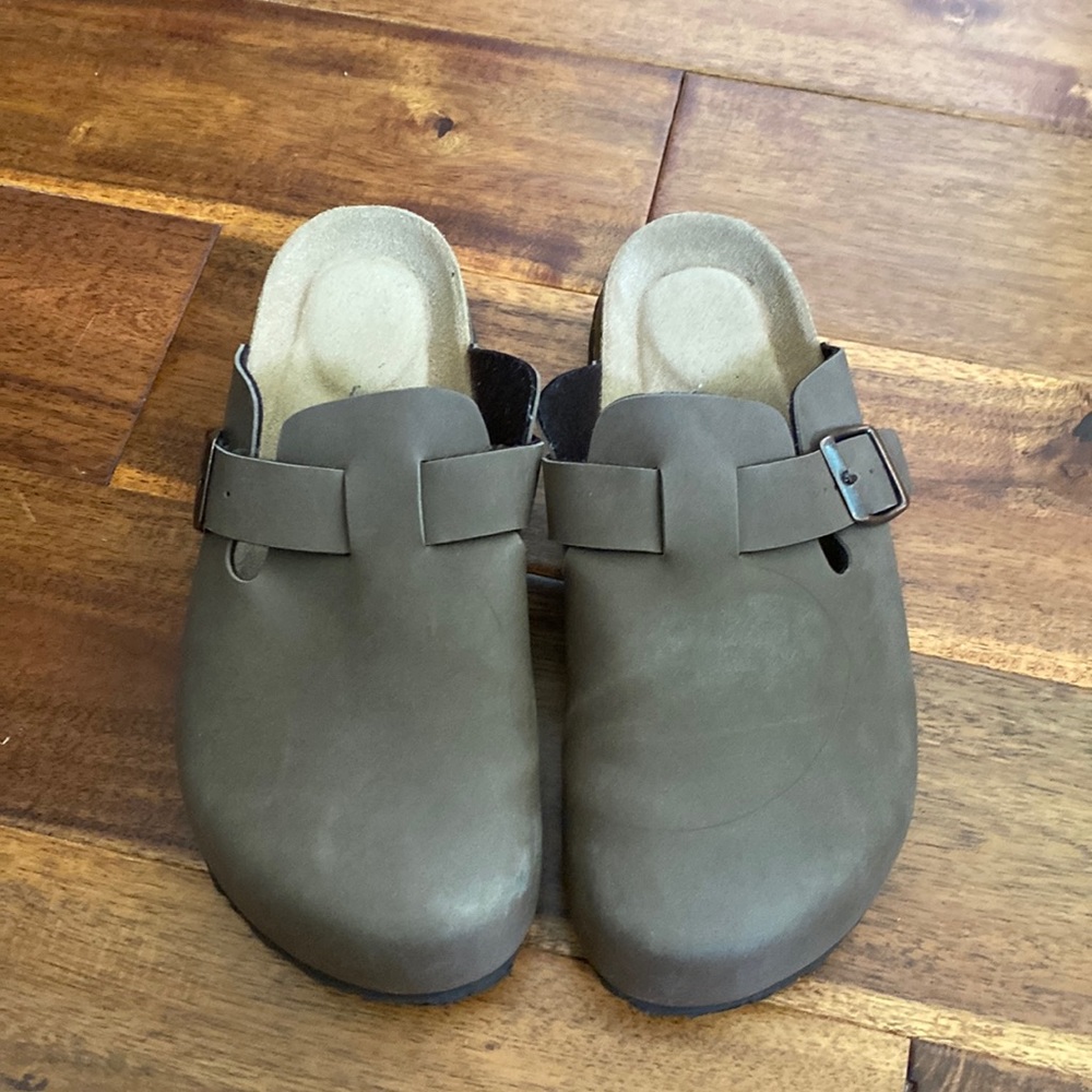 Cusionaire clogs. Birkenstock look a like. Some wear/scuffs. Foot bed like new